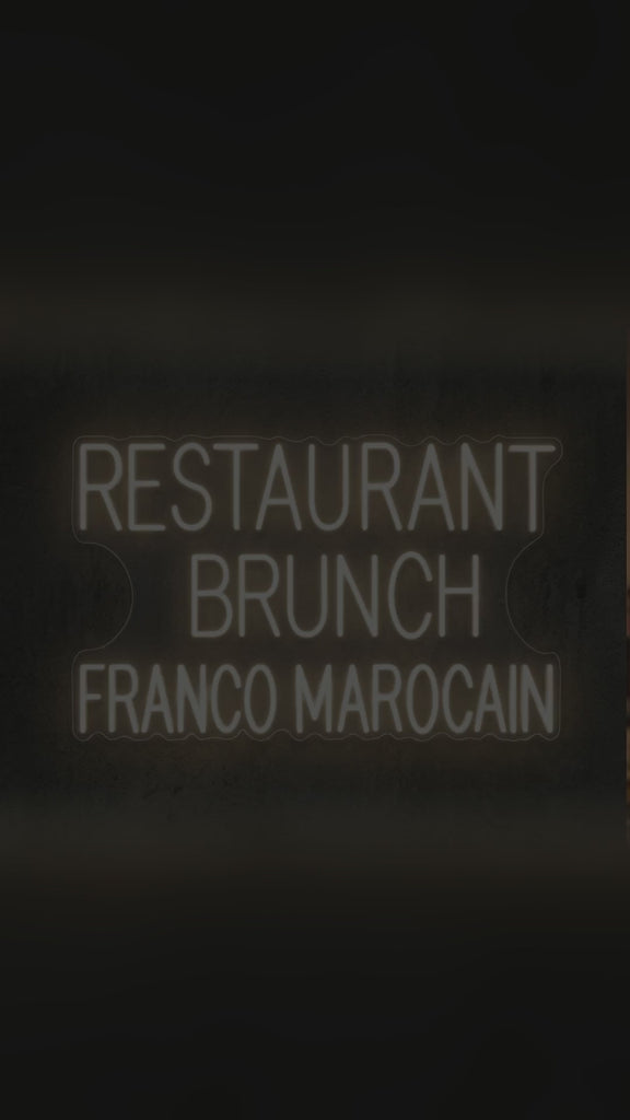 Vidéo du néon LED Restaurant Brunch Franco-Marocain blanc chaud qui s'allume sur un mur de restaurant