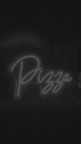 Vidéo du néon LED Pizza blanc en écriture script qui s'allume sur un mur en béton de pizzeria